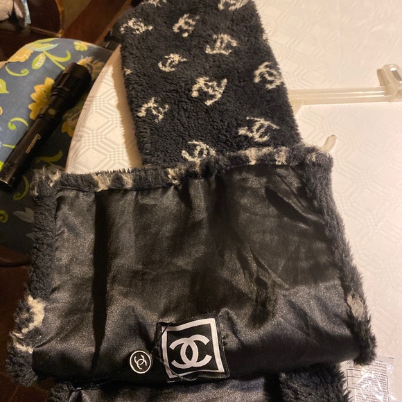 Chanel scarf - Picture 1 of 2